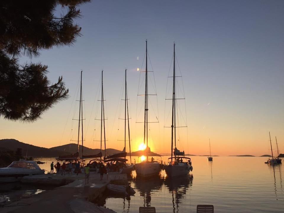 Beach House Danica - Resort & Tavern Bain, Free Transport, Pool, Island Of Zut - Kornati Pristanisce Luaran gambar