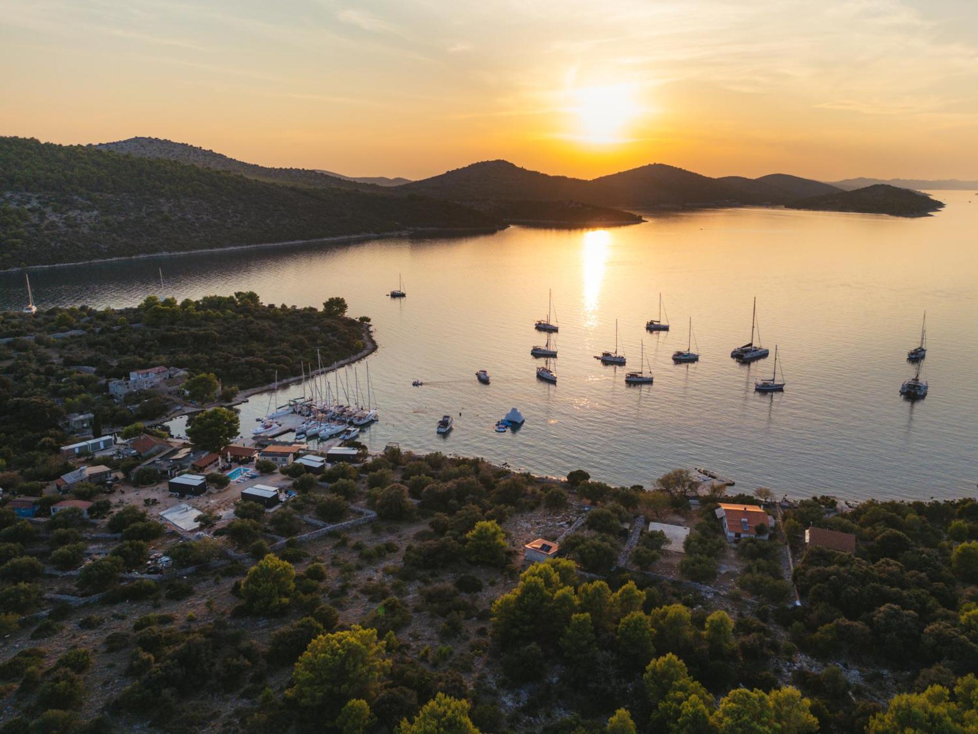 Beach House Danica - Resort & Tavern Bain, Free Transport, Pool, Island Of Zut - Kornati Pristanisce Luaran gambar